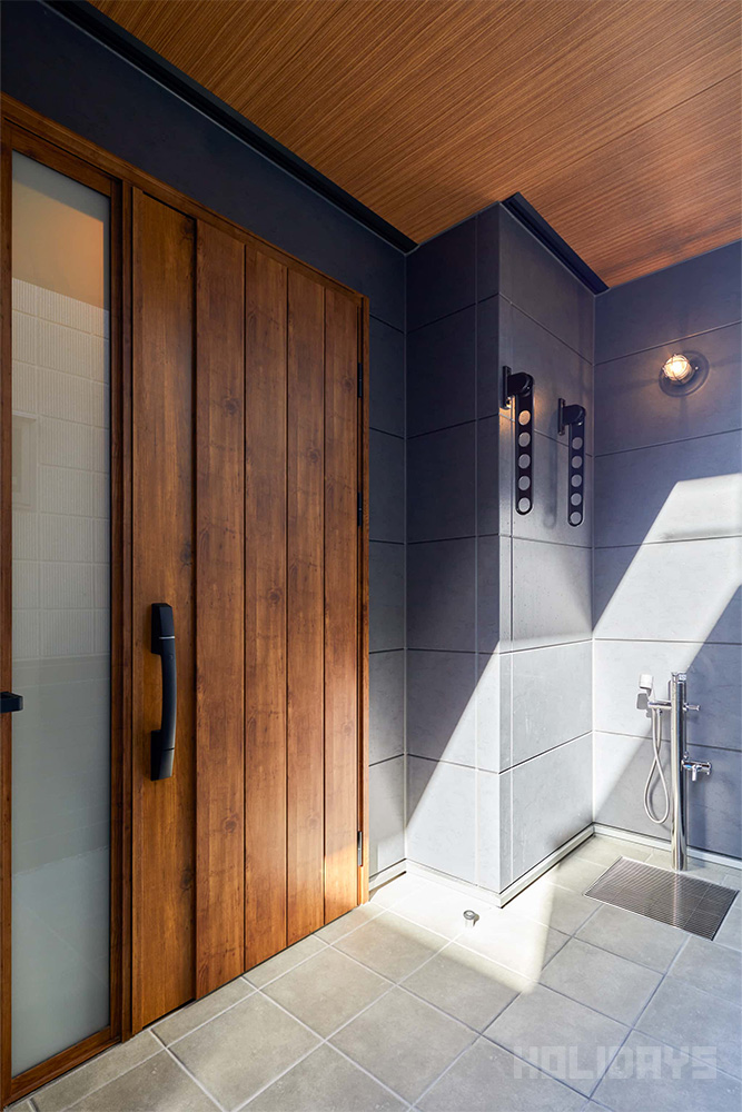 趣味はサーフィンというお施主様こだわりのシャワー水栓を完備した玄関ポーチ"