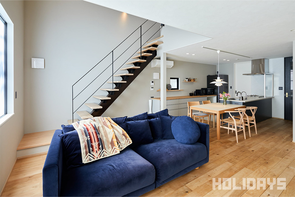 スケルトン階段×吹き抜けで開放的なリビング空間"