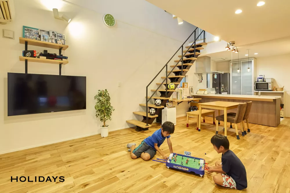 大きな吹き抜けから光降りそそぐ家