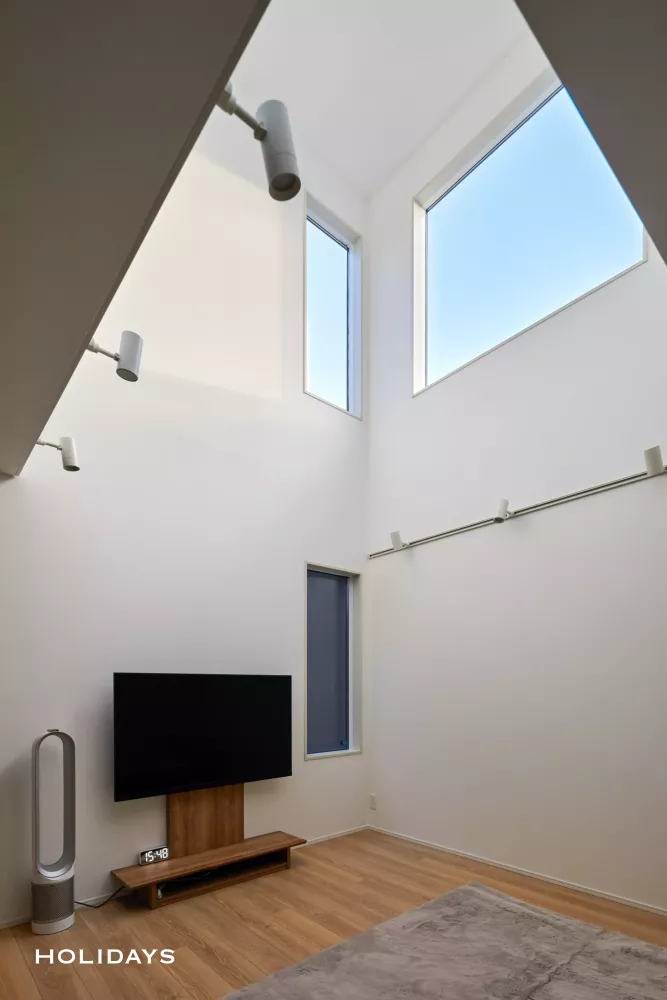 吹き抜けの高窓から太陽を感じる全館空調ハウス