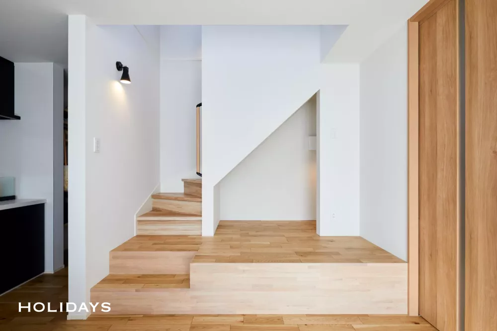 階段下ヌックとスキップフロアで家族団らんを