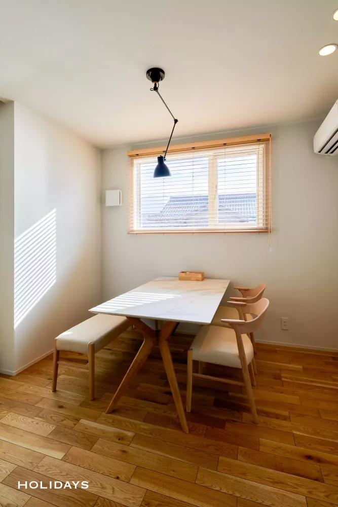 階段下ヌックとスキップフロアで家族団らんを