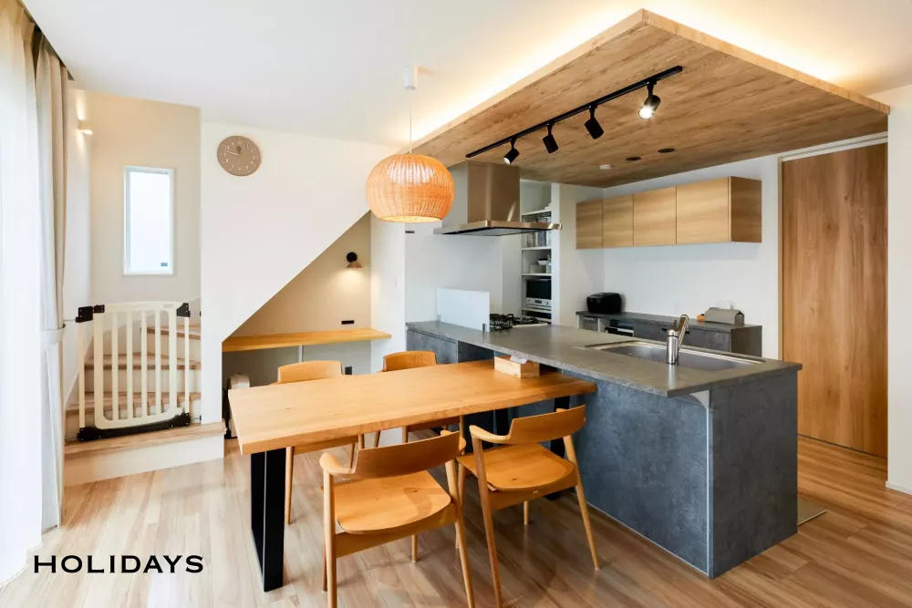 帰りたくなる玄関と回遊性の高さが魅力のガレージハウス