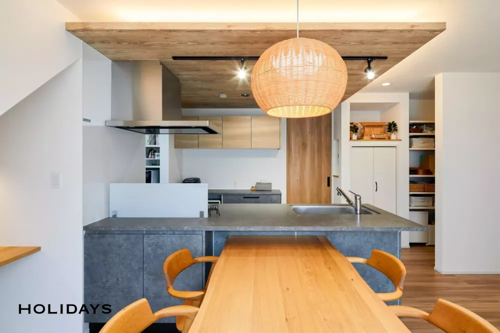 帰りたくなる玄関と回遊性の高さが魅力のガレージハウス