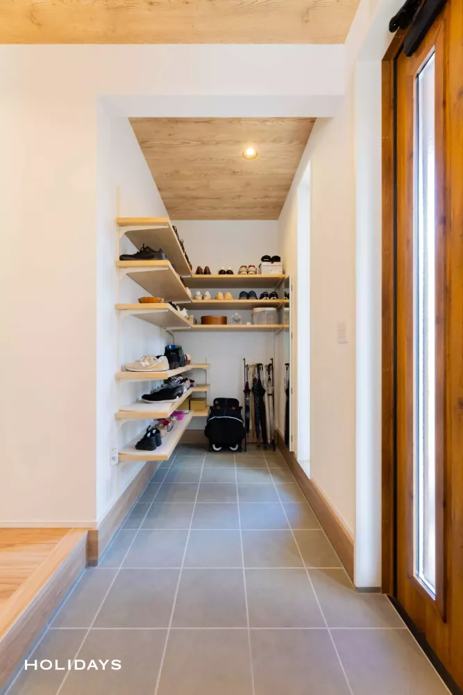 帰りたくなる玄関と回遊性の高さが魅力のガレージハウス