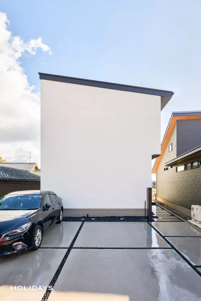 ガラスドア×吹き抜けで全体を明るく照らすミニマルな家