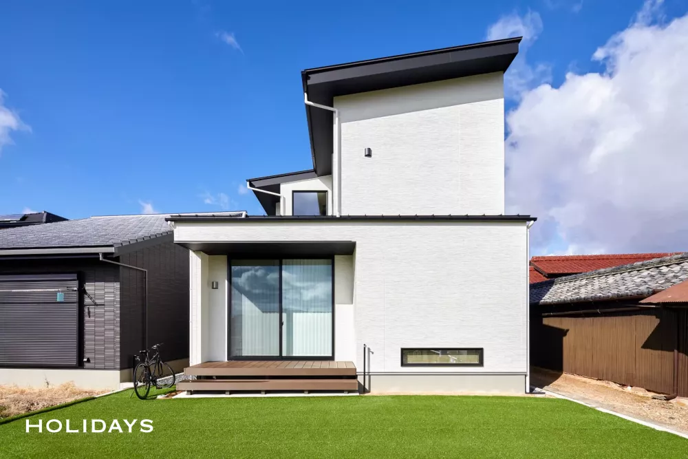 ガラスドア×吹き抜けで全体を明るく照らすミニマルな家