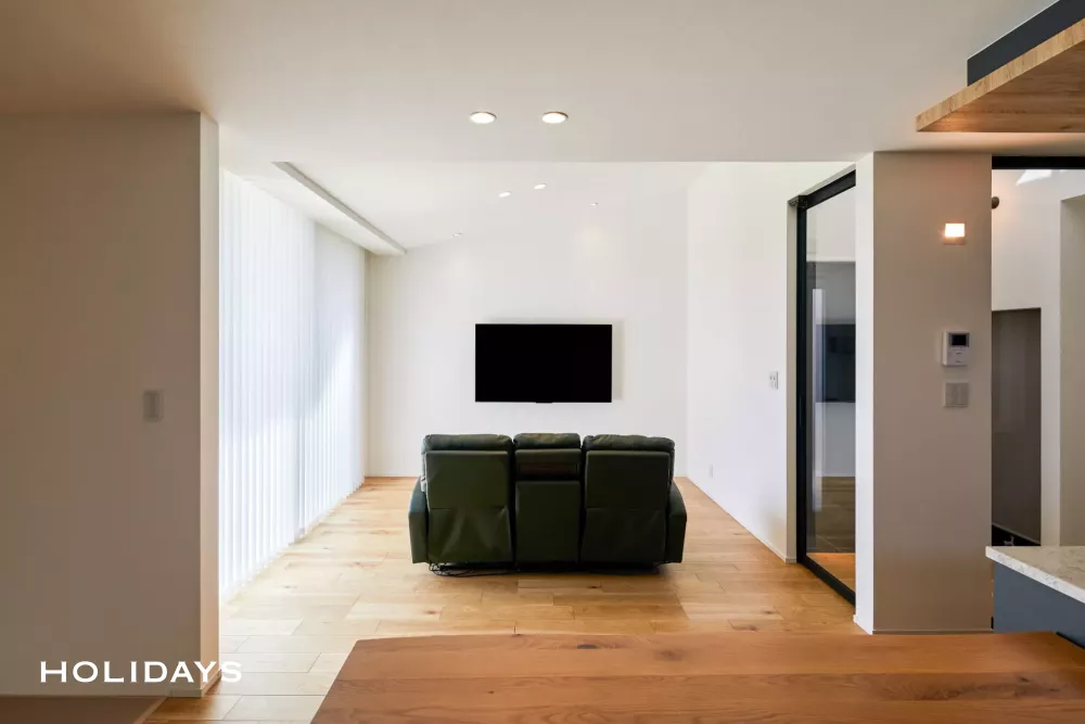 ガラスドア×吹き抜けで全体を明るく照らすミニマルな家