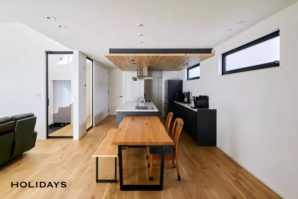 ガラスドア×吹き抜けで全体を明るく照らすミニマルな家