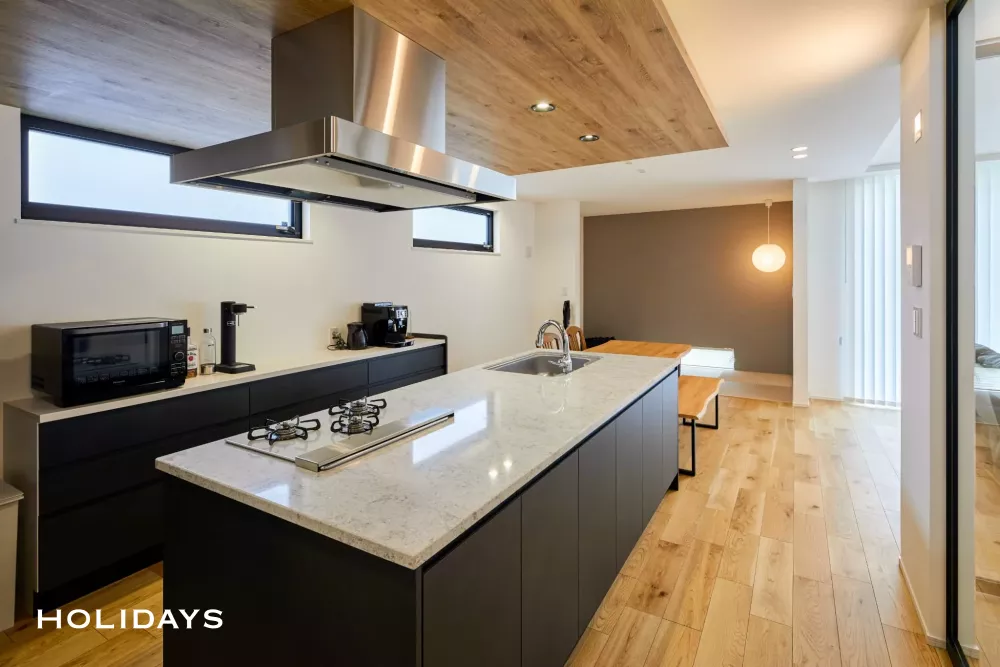 ガラスドア×吹き抜けで全体を明るく照らすミニマルな家