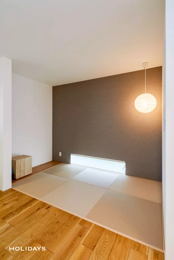 ガラスドア×吹き抜けで全体を明るく照らすミニマルな家