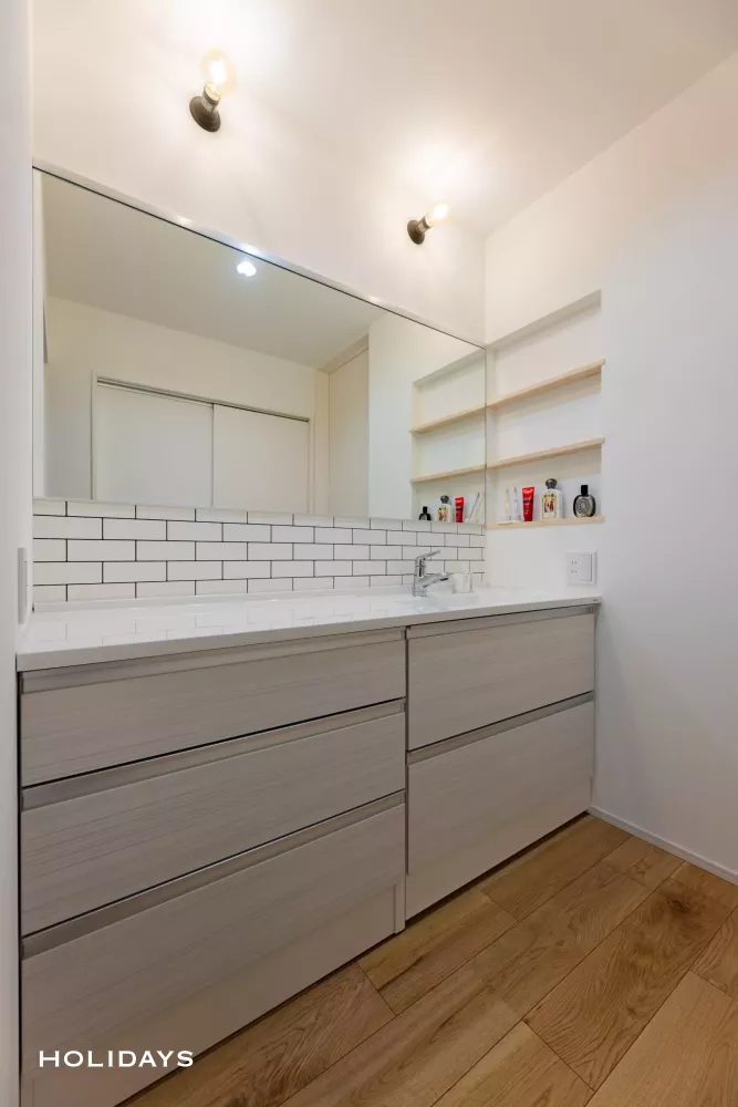 ガラスドア×吹き抜けで全体を明るく照らすミニマルな家