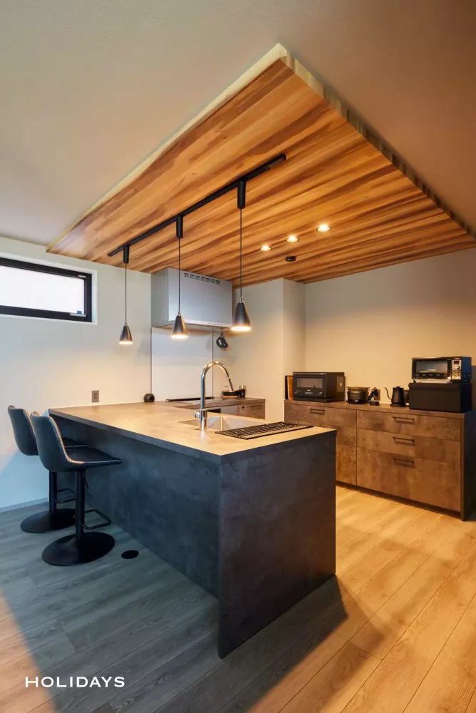 インナーバルコニーでアウトドアを愉しむグレイッシュな家