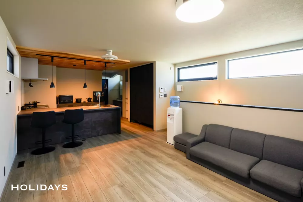 インナーバルコニーでアウトドアを愉しむグレイッシュな家