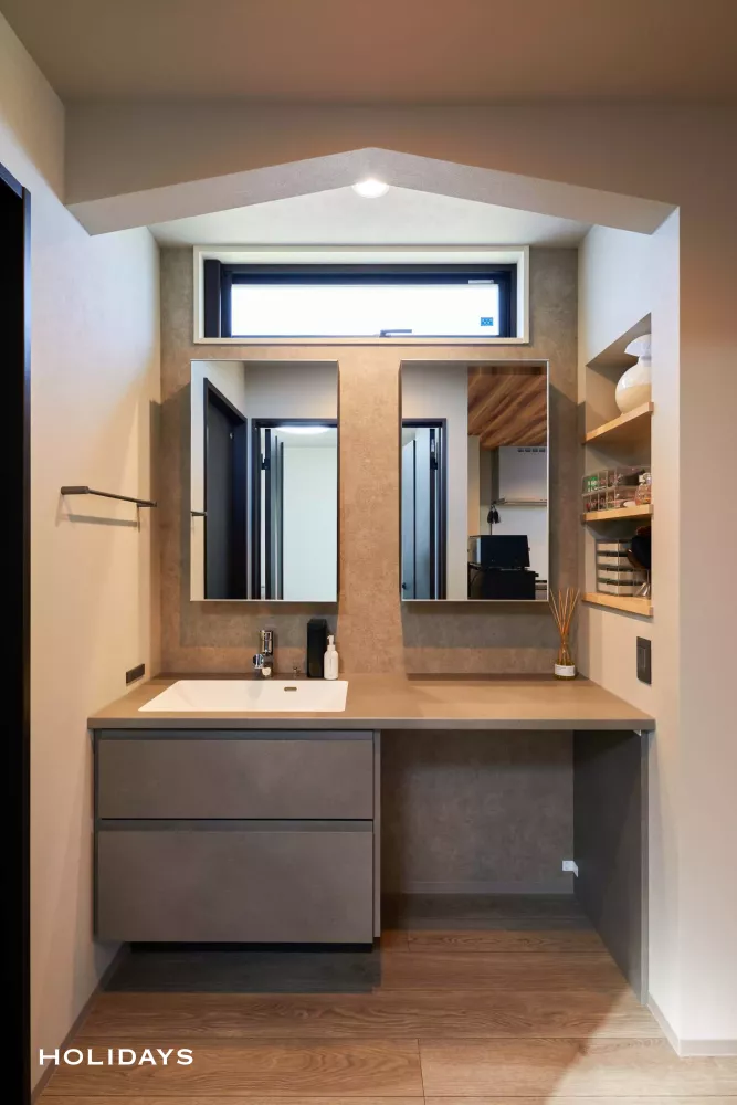 インナーバルコニーでアウトドアを愉しむグレイッシュな家