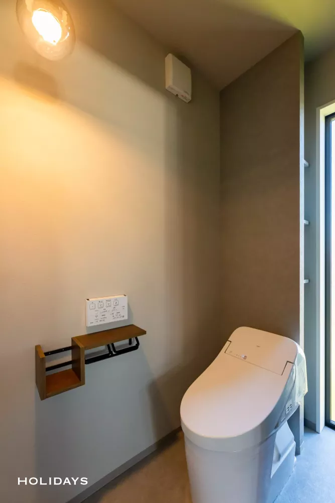 インナーバルコニーでアウトドアを愉しむグレイッシュな家