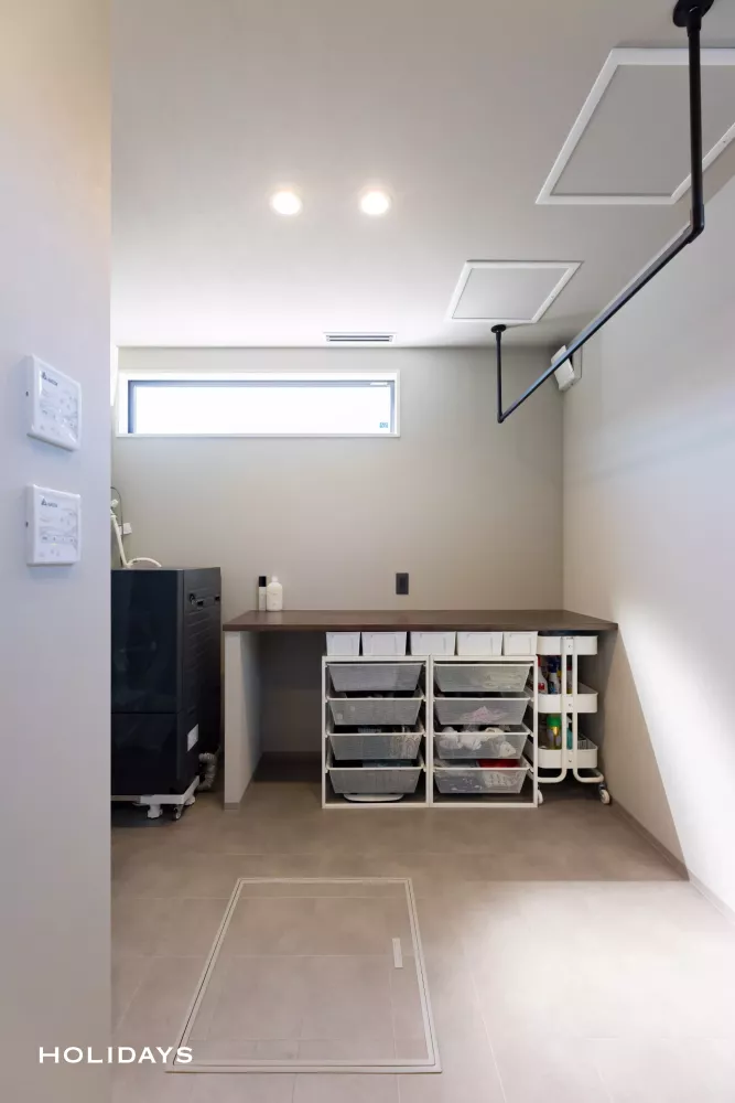 インナーバルコニーでアウトドアを愉しむグレイッシュな家