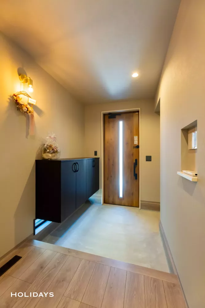 インナーバルコニーでアウトドアを愉しむグレイッシュな家