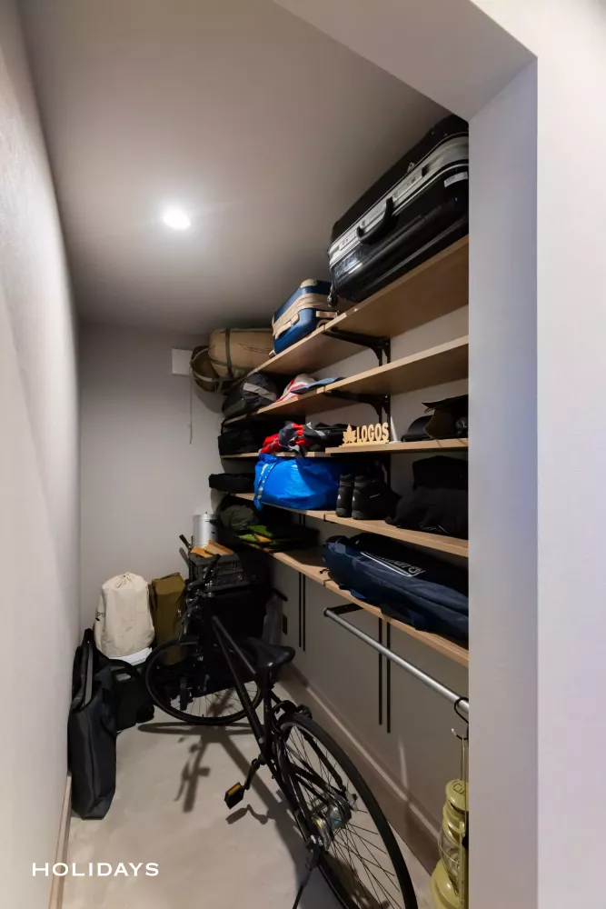 インナーバルコニーでアウトドアを愉しむグレイッシュな家