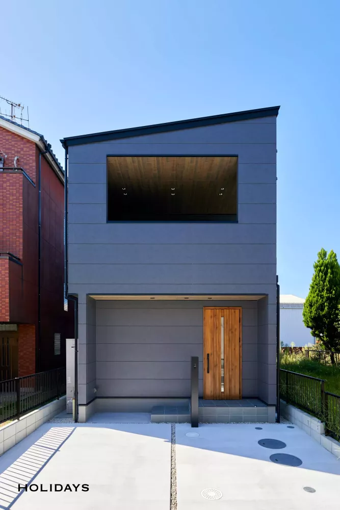 インナーバルコニーでアウトドアを愉しむグレイッシュな家