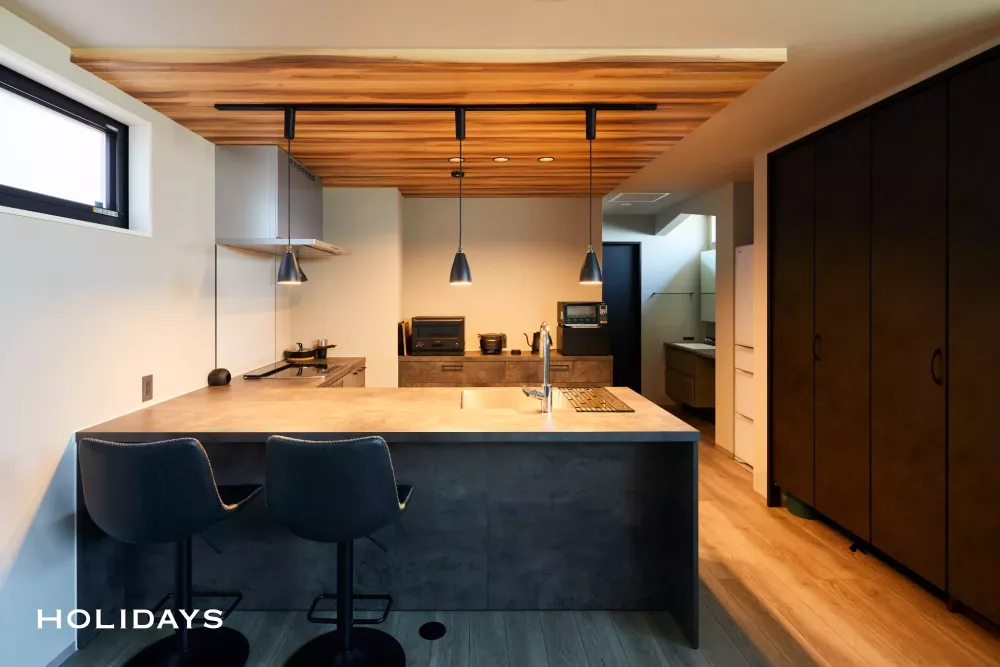 インナーバルコニーでアウトドアを愉しむグレイッシュな家