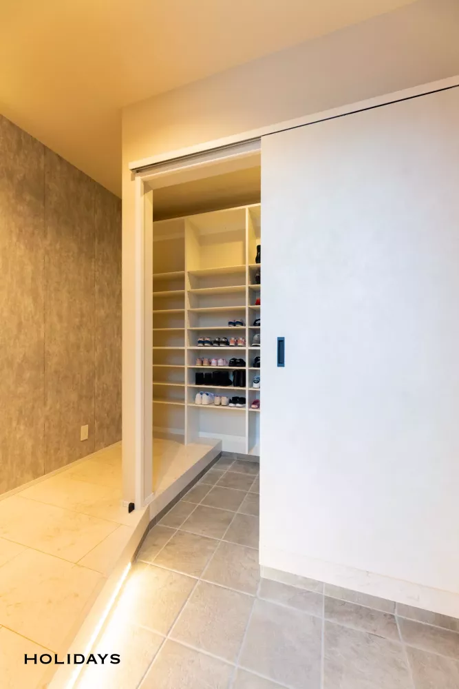 モノクロトーンでまとめた高級感のあるホテルライクな家