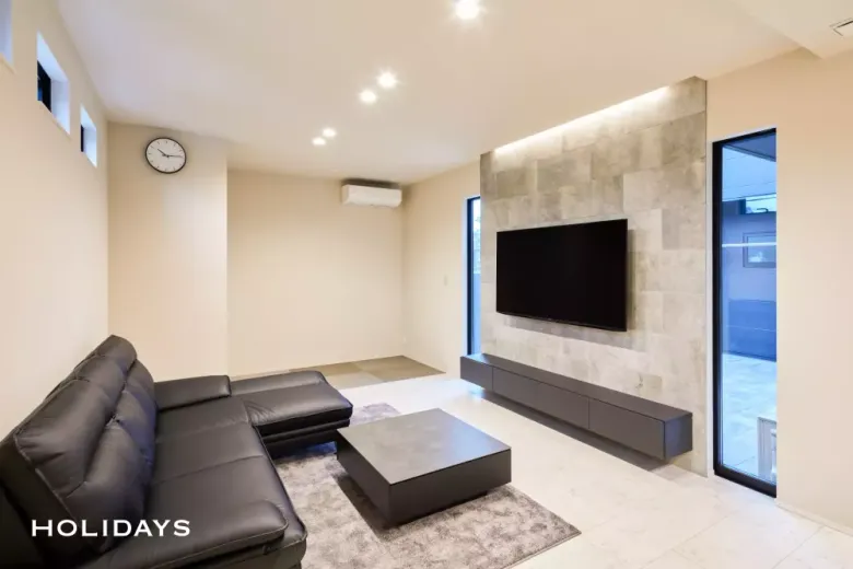 モノクロトーンでまとめた高級感のあるホテルライクな家/