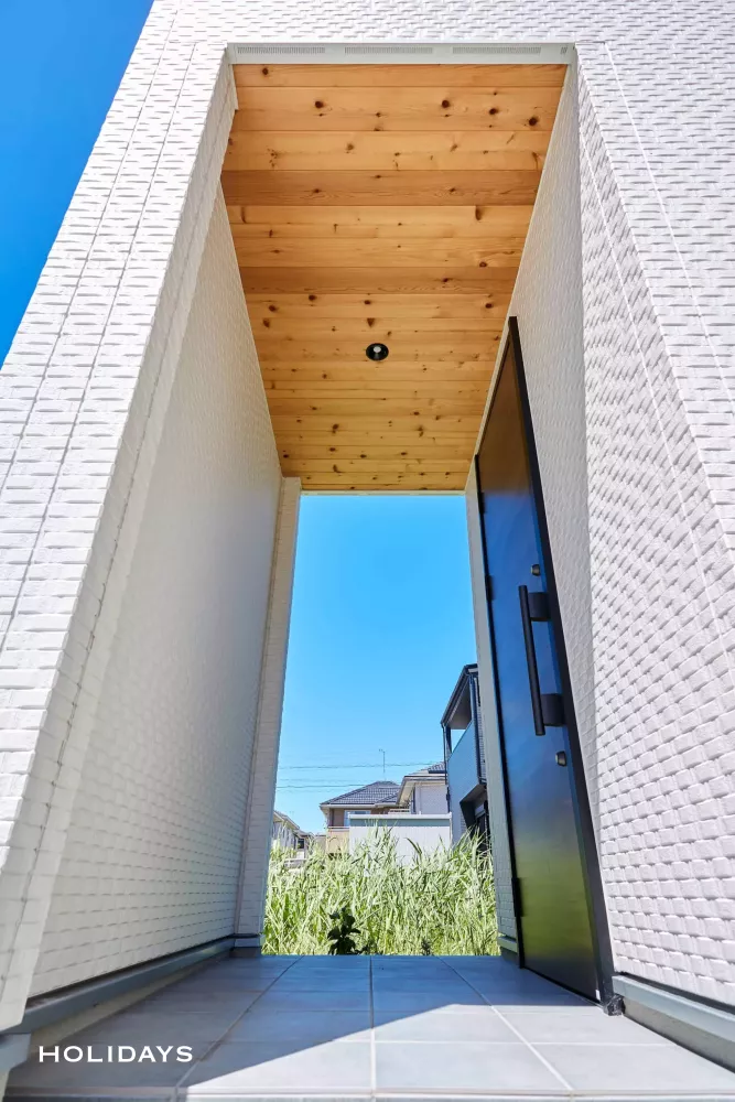 木のアクセントが映える家