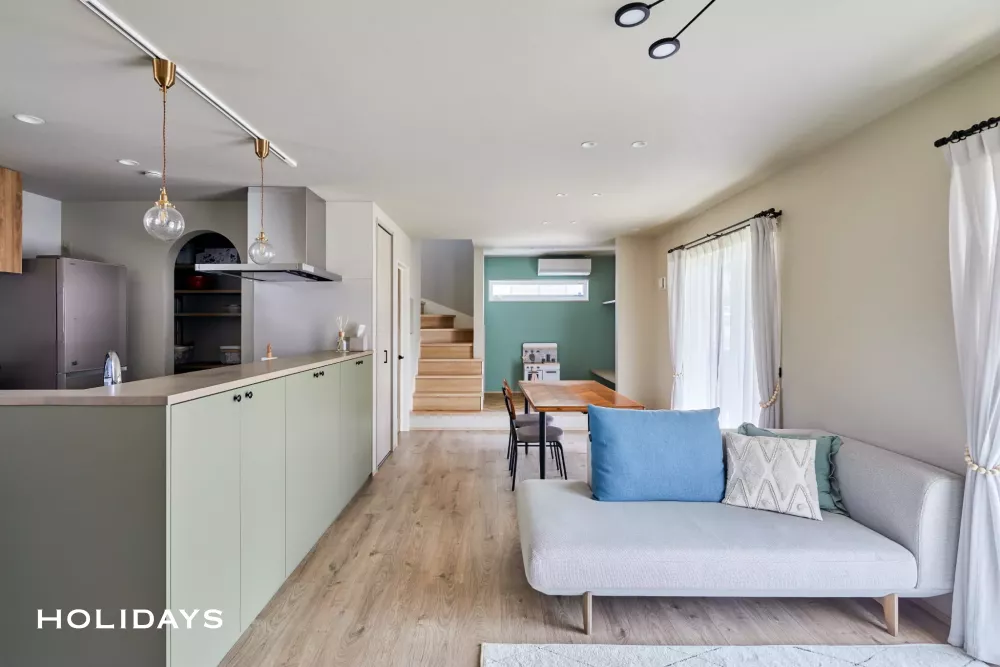 陽射しが降り注ぐウッドデッキと庭で毎日を愉しむ住まい