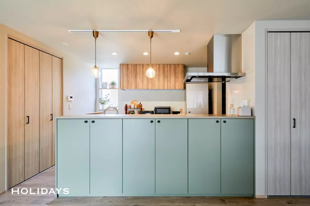 陽射しが降り注ぐウッドデッキと庭で毎日を愉しむ住まい