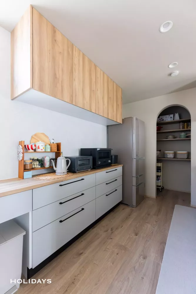 陽射しが降り注ぐウッドデッキと庭で毎日を愉しむ住まい