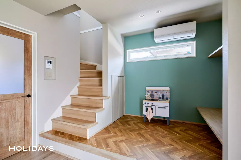 陽射しが降り注ぐウッドデッキと庭で毎日を愉しむ住まい