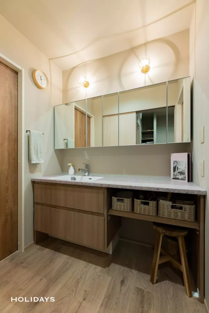 陽射しが降り注ぐウッドデッキと庭で毎日を愉しむ住まい