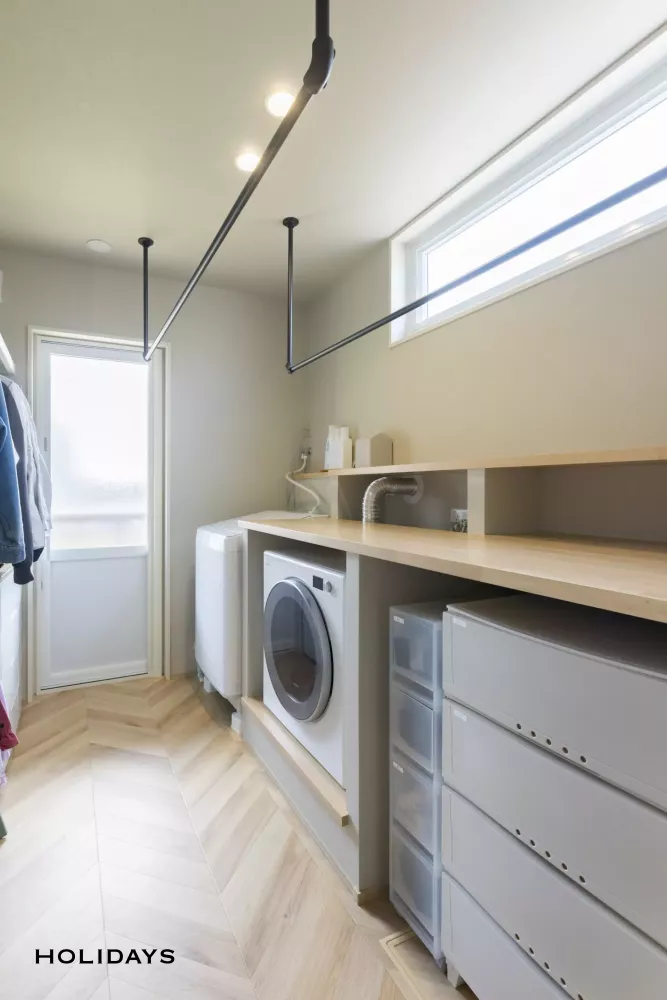 陽射しが降り注ぐウッドデッキと庭で毎日を愉しむ住まい