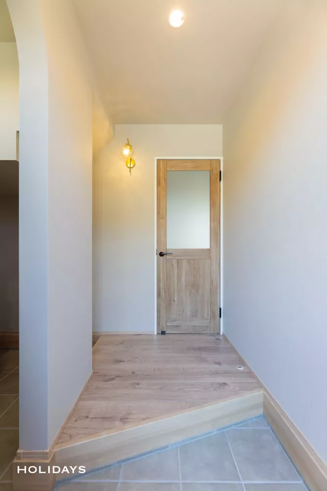 陽射しが降り注ぐウッドデッキと庭で毎日を愉しむ住まい