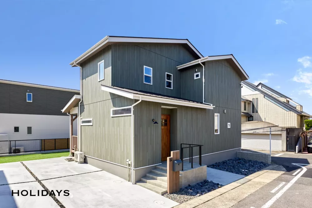 陽射しが降り注ぐウッドデッキと庭で毎日を愉しむ住まい