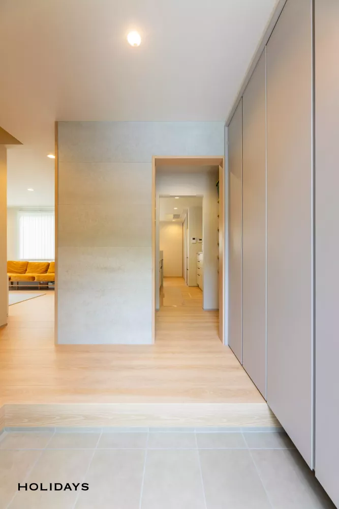 グレージュ×ライトブラウンのナチュラルモダンのお家