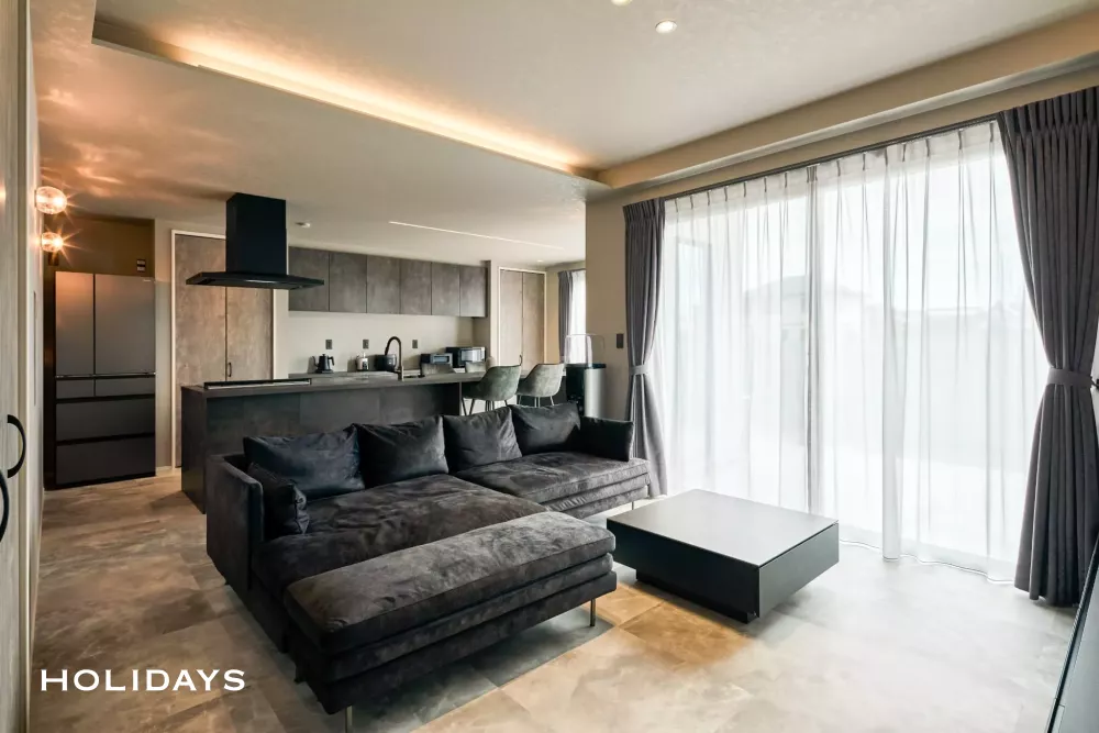 シックにまとめた、まるでホテルな装いの写真