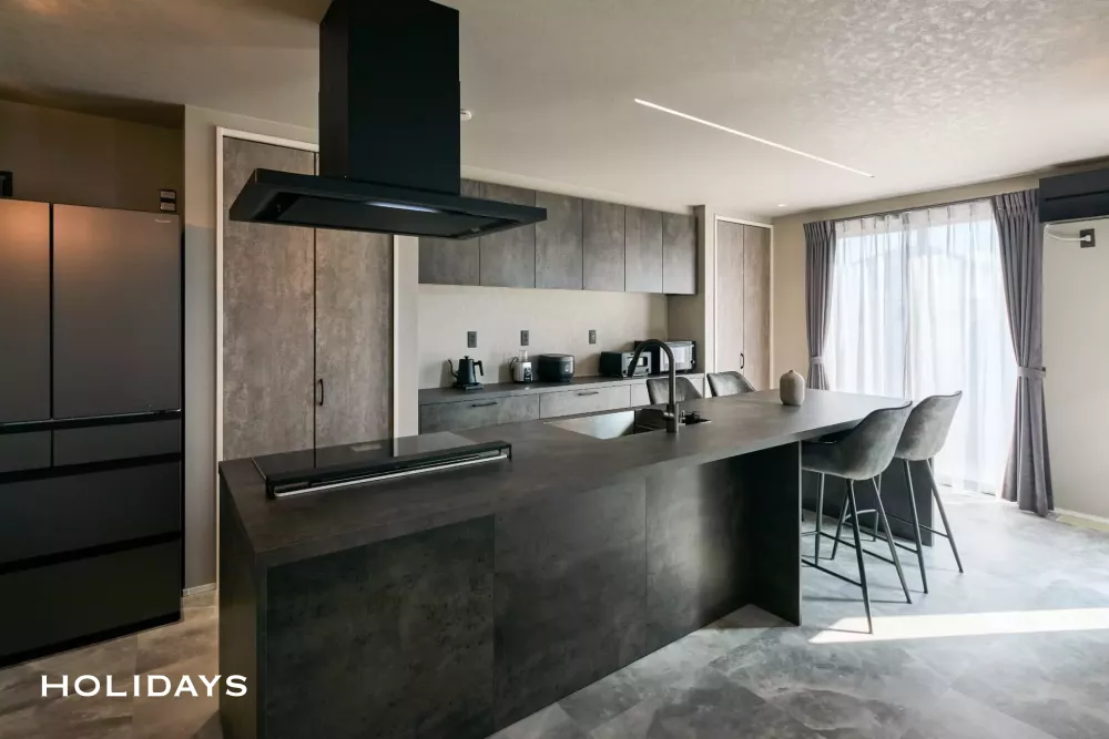 シックにまとめた、まるでホテルな装いの写真