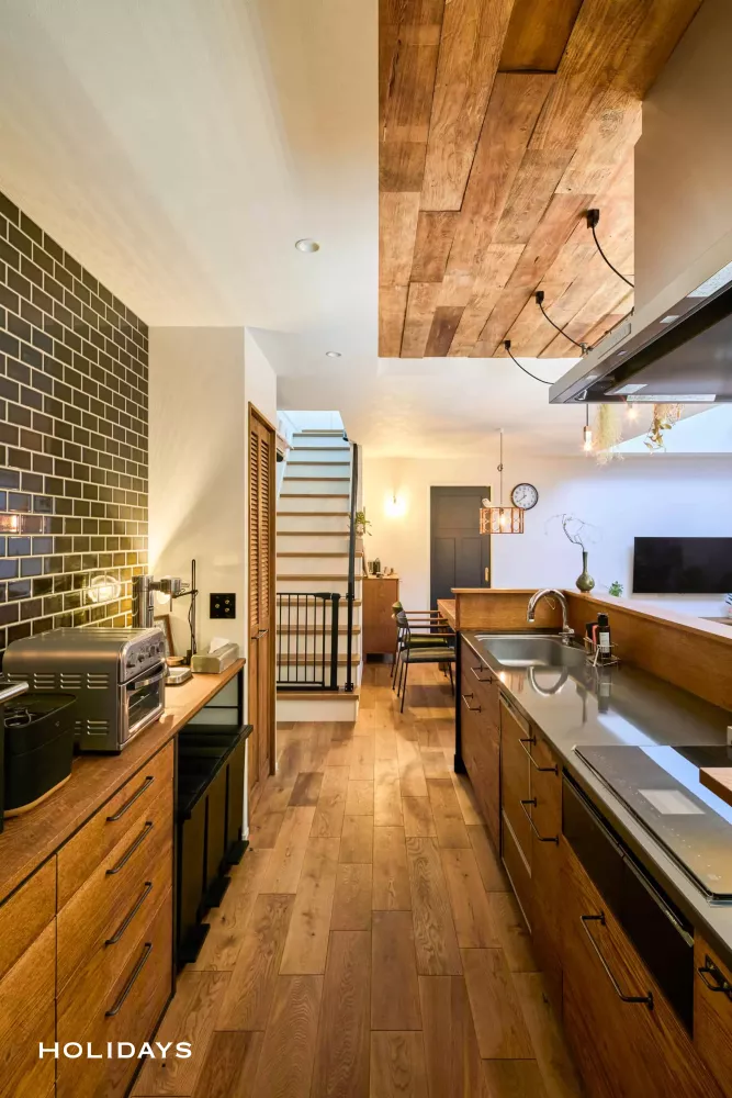 アウトドア×アンティークで木の質感を愉しむ