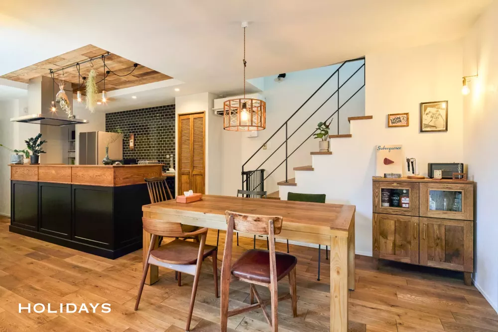 アウトドア×アンティークで木の質感を愉しむ