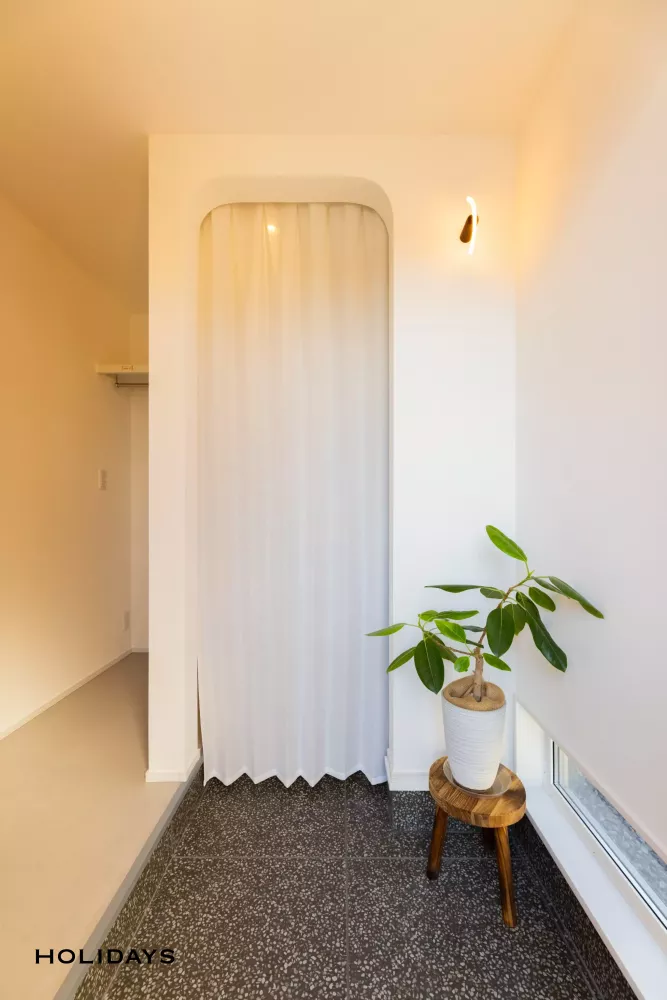 グレー×木目に海外風をプラス