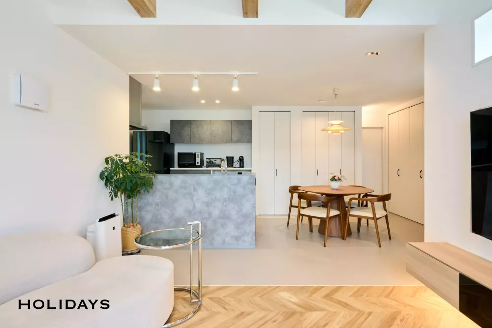 グレー×木目に海外風をプラス