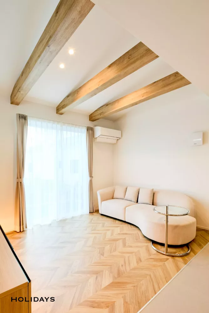 グレー×木目に海外風をプラス