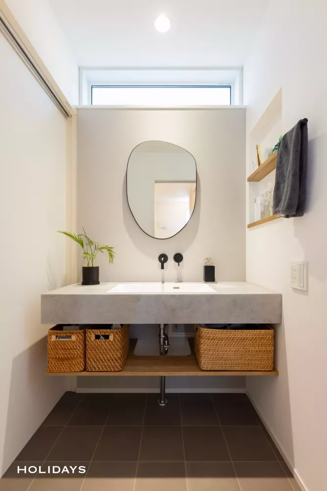 グレー×木目に海外風をプラス