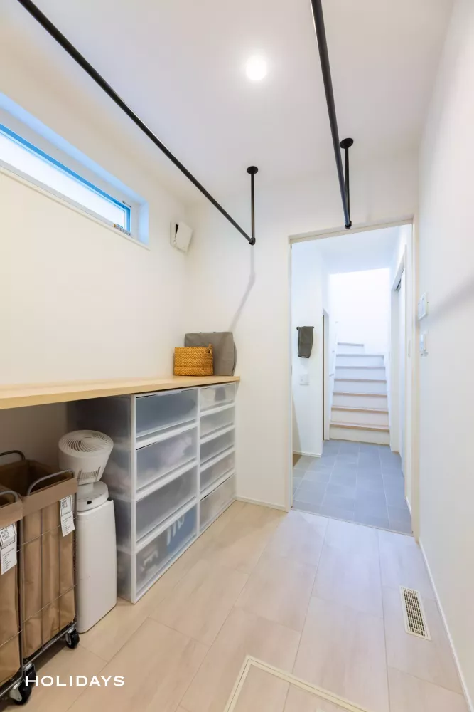 グレー×木目に海外風をプラス