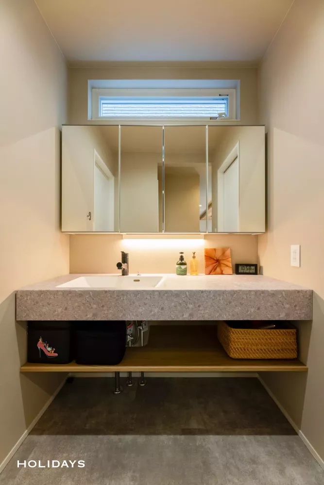 木目×無機質な素材でバランスの取れた住まい