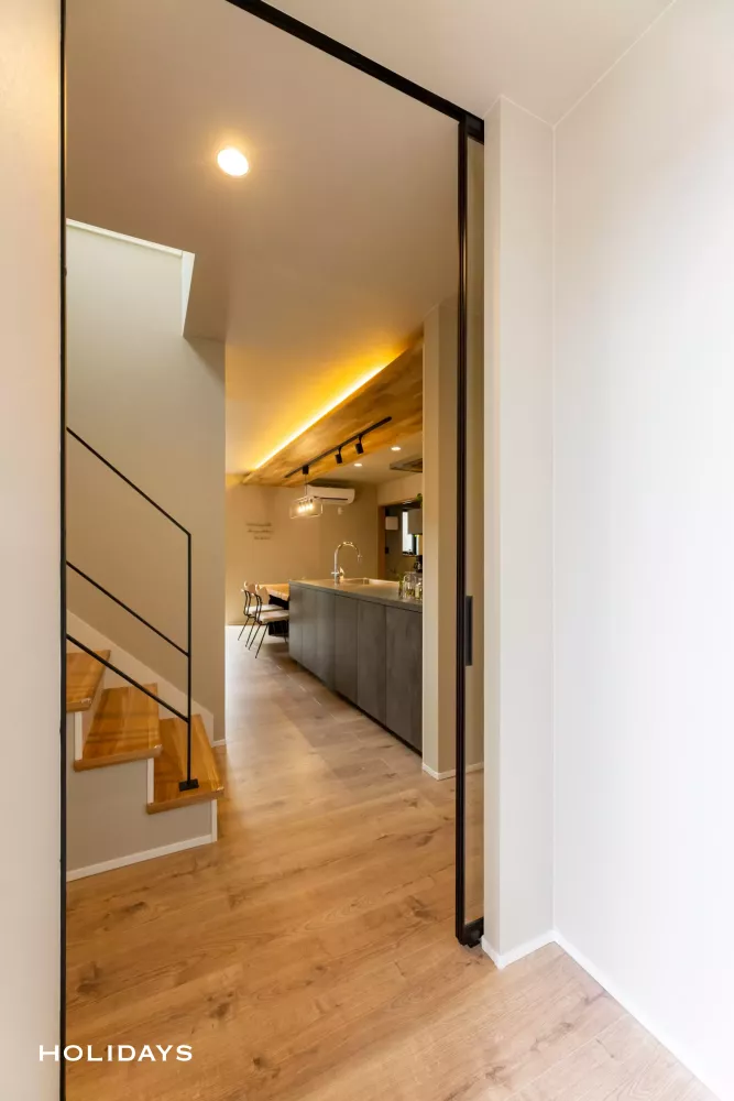 木目×無機質な素材でバランスの取れた住まい