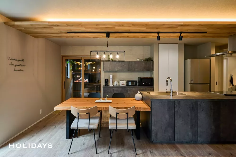 木目×無機質な素材でバランスの取れた住まい