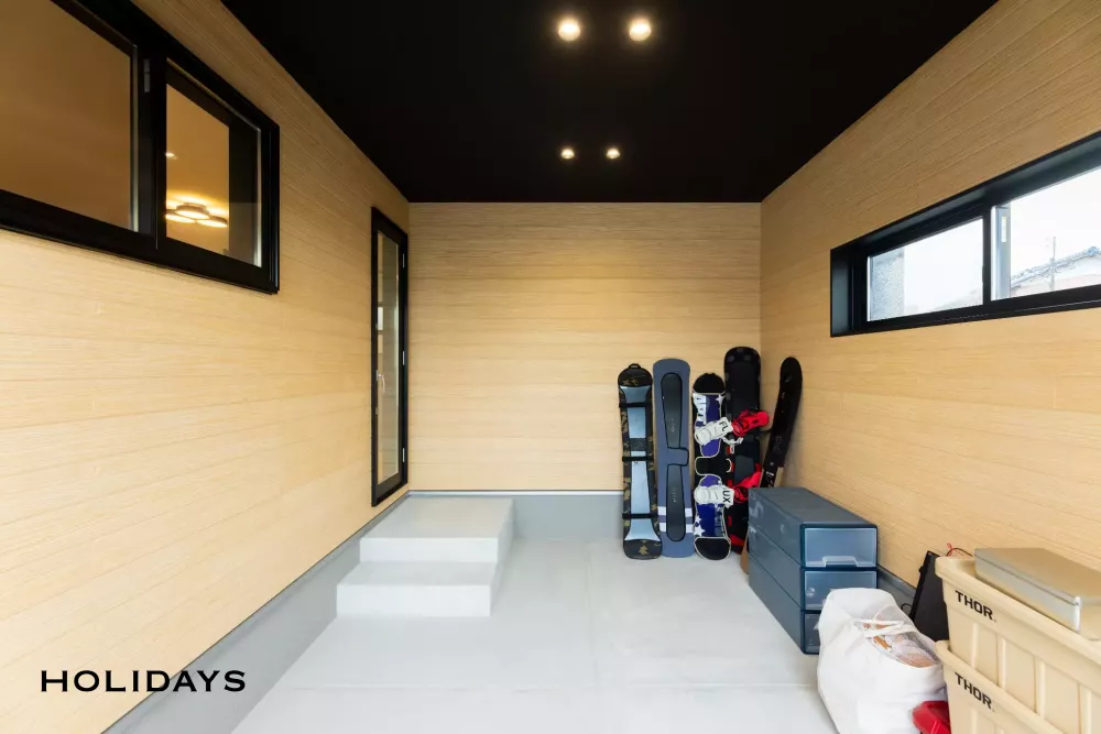 趣味を楽しむインナーガレージのある平屋